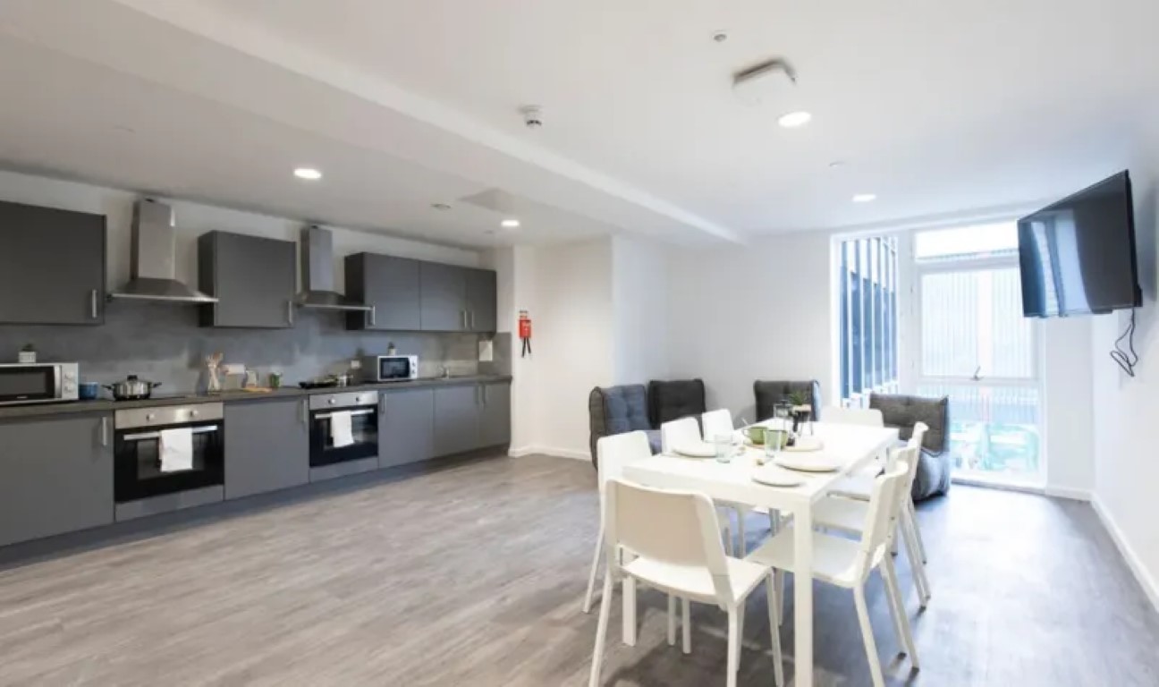  8 Bed Classic En-Suite  -  The Cavendish  - Gallery -  3