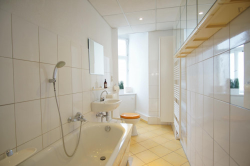 Welcoming spacious room in 3-bedroom flat near U Heinrich-Heine-Strasse metro - Gallery - 9