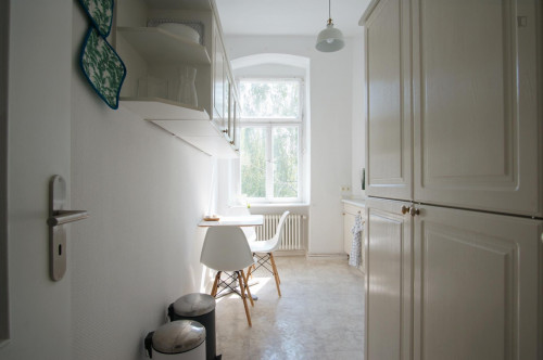 Welcoming spacious room in 3-bedroom flat near U Heinrich-Heine-Strasse metro