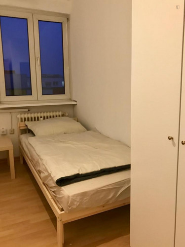 Bed in a cosy twin bedroom, in trendy Tiergarten district - Gallery - 2