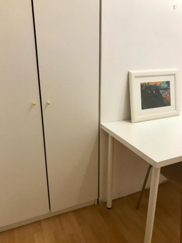 Bed in a cosy twin bedroom, in trendy Tiergarten district - Gallery - 4