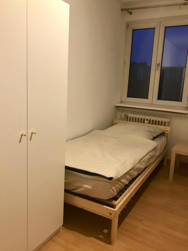 Bed in a cosy twin bedroom, in trendy Tiergarten district - Gallery - 3