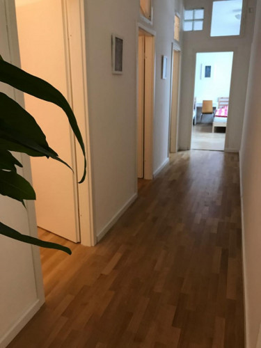 Single bed in a triple bedroom in Schöneberg