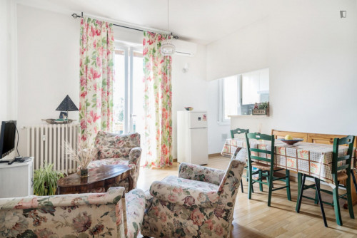 Bright twin bedroom close to Porta san Felice