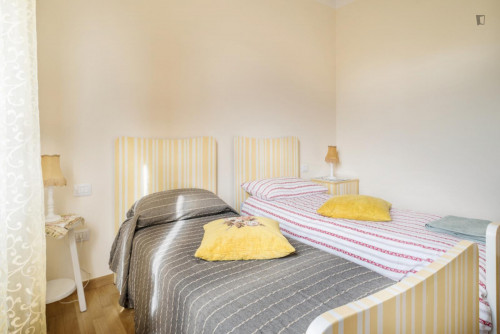 Bright twin bedroom close to Porta san Felice