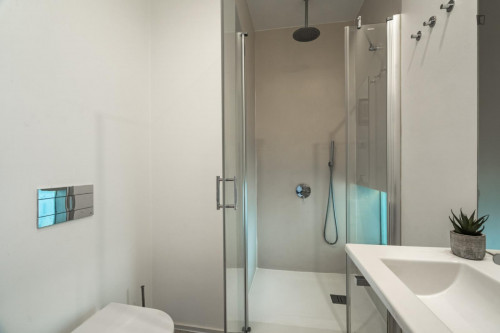 Large 2-bedroom apartment in Campolide