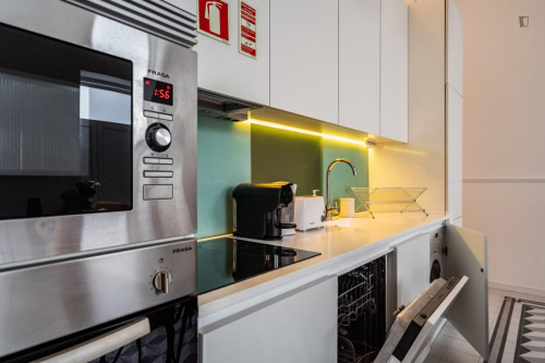 Large 2-bedroom apartment in Campolide