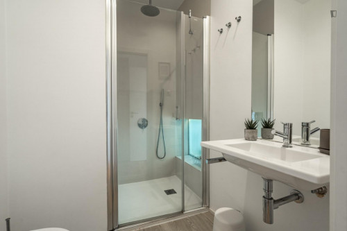 Large 2-bedroom apartment in Campolide