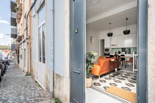 Large 2-bedroom apartment in Campolide