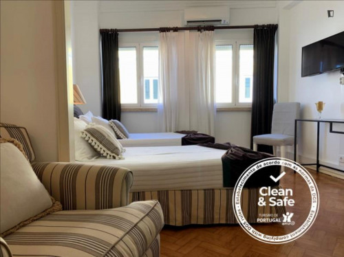 Ample triple bedroom near the Braço de Prata train station
