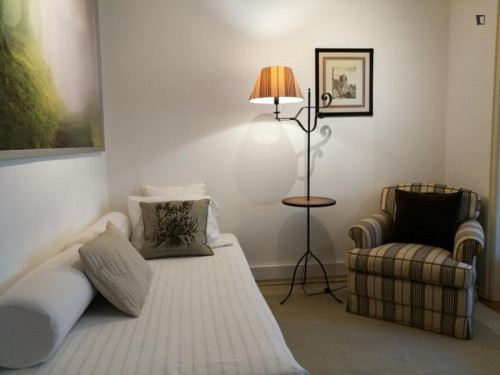 Ample triple bedroom near the Braço de Prata train station