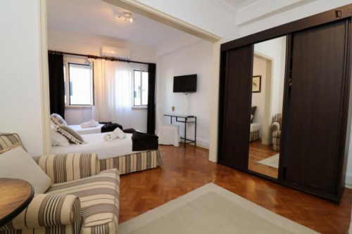 Ample triple bedroom near the Braço de Prata train station