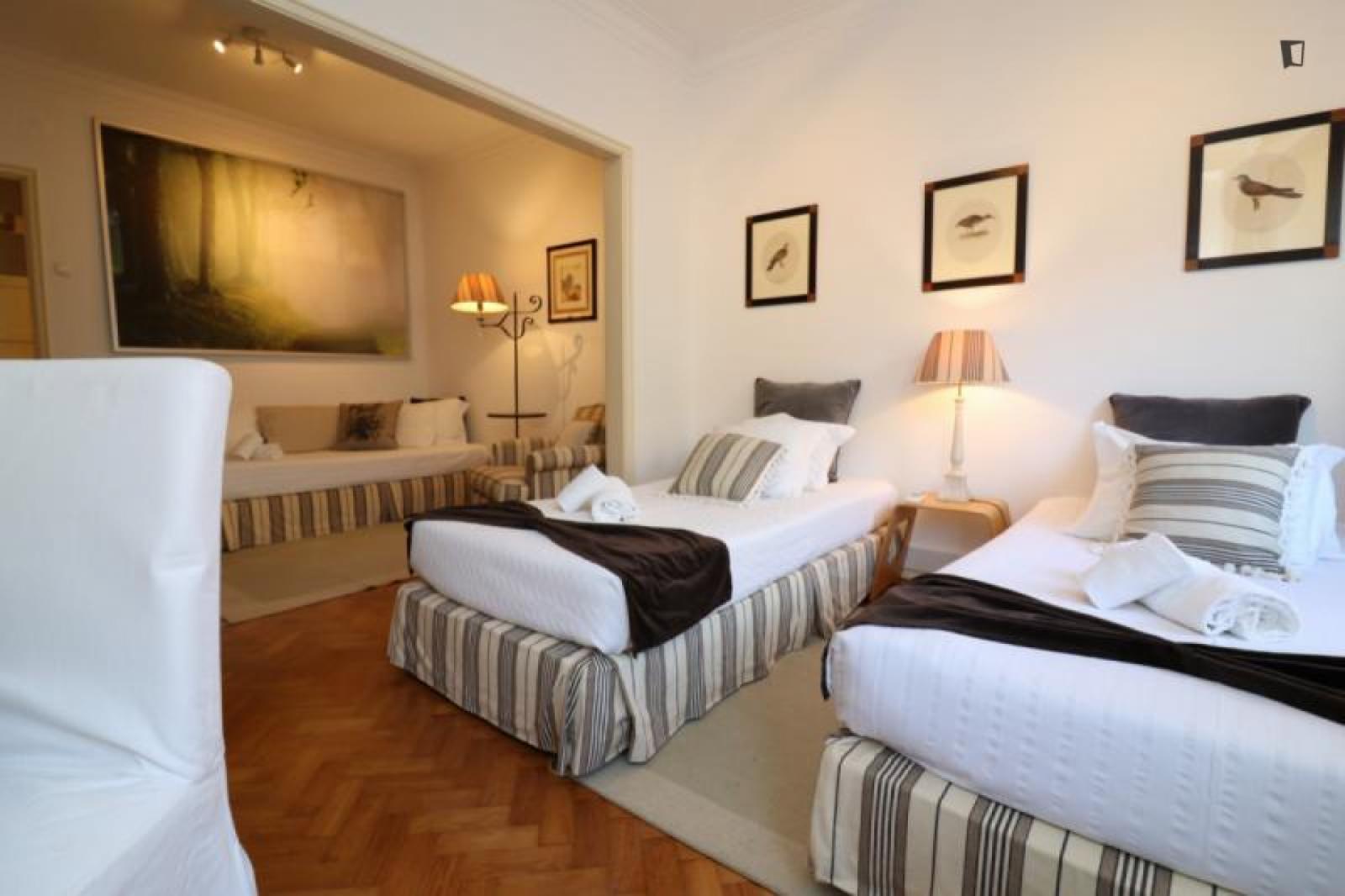 Ample Triple Bedroom Near The Braço De Prata Train Station - Ample triple bedroom near the Braço de Prata train station - Gallery - 1
