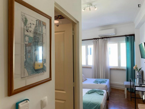 Welcoming twin ensuite bedroom close to Parque das Nações