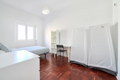 Homely double bedroom in Entrecampos