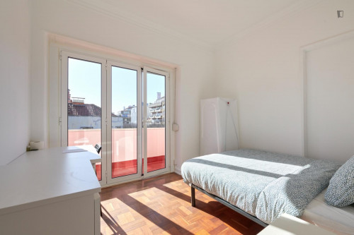 Welcoming double bedroom with a balcony, near the Campo Pequeno metro