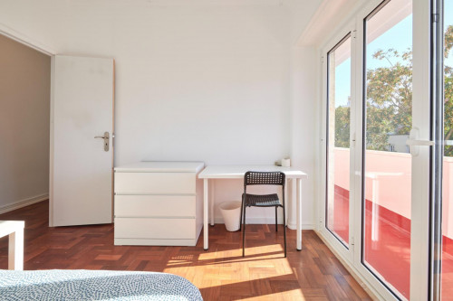 Welcoming double bedroom with a balcony, near the Campo Pequeno metro - Gallery - 6