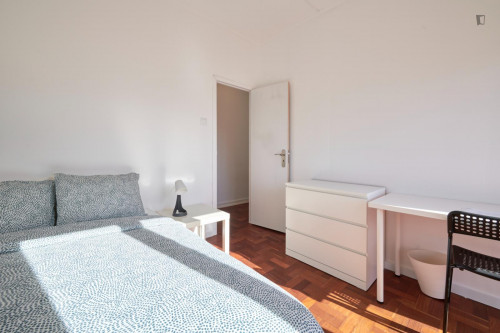 Welcoming double bedroom with a balcony, near the Campo Pequeno metro - Gallery - 5