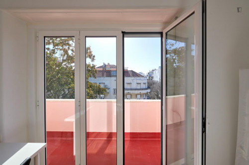 Welcoming double bedroom with a balcony, near the Campo Pequeno metro - Gallery - 8
