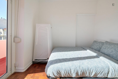 Welcoming double bedroom with a balcony, near the Campo Pequeno metro