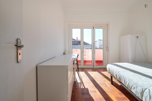 Welcoming double bedroom with a balcony, near the Campo Pequeno metro - Gallery - 7