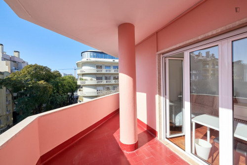 Welcoming double bedroom with a balcony, near the Campo Pequeno metro - Gallery - 10