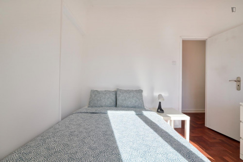 Welcoming double bedroom with a balcony, near the Campo Pequeno metro