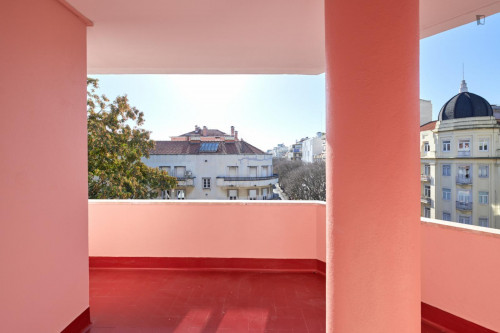 Welcoming double bedroom with a balcony, near the Campo Pequeno metro - Gallery - 9