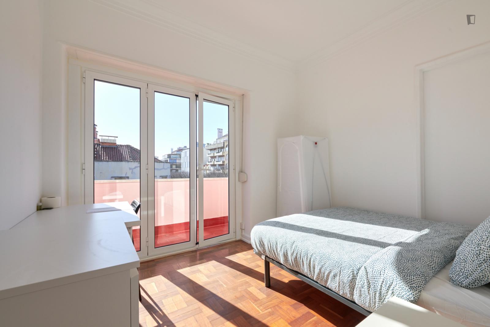 Welcoming Double Bedroom With A Balcony, Near The Campo Pequeno Metro - 1
