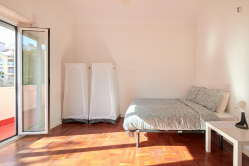 Large and bright double bedroom in Entrecampos