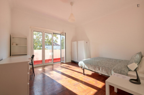 Large and bright double bedroom in Entrecampos