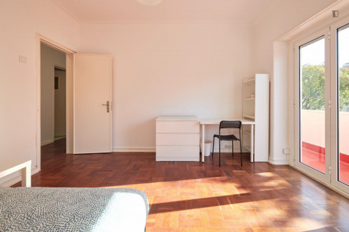 Large and bright double bedroom in Entrecampos
