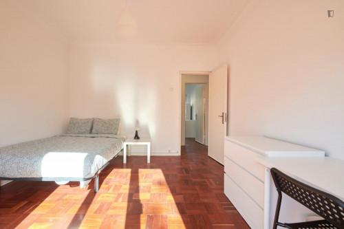 Large and bright double bedroom in Entrecampos - Gallery - 5