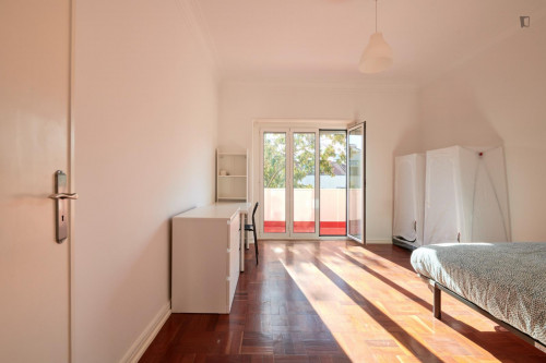 Large and bright double bedroom in Entrecampos