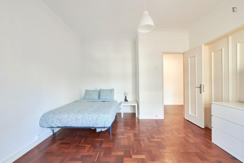 Spacious double bedroom with a balcony, near Instituto Superior Técnico