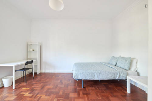 Spacious double bedroom with a balcony, near Instituto Superior Técnico