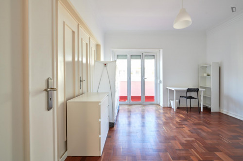 Spacious double bedroom with a balcony, near Instituto Superior Técnico - Gallery - 6