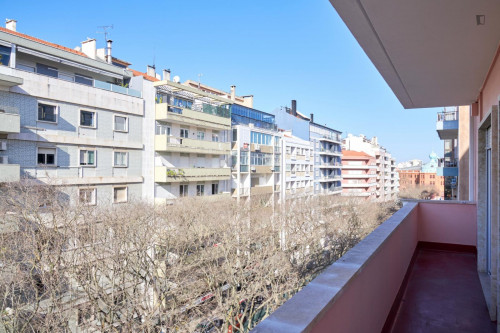 Spacious double bedroom with a balcony, near Instituto Superior Técnico - Gallery - 12