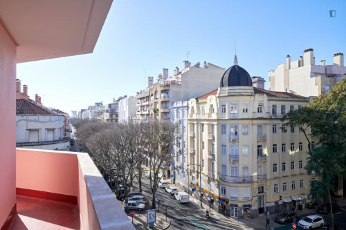 Spacious double bedroom with a balcony, near Instituto Superior Técnico - Gallery - 11