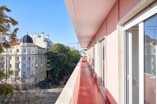 Spacious double bedroom with a balcony, near Instituto Superior Técnico - Gallery - 8