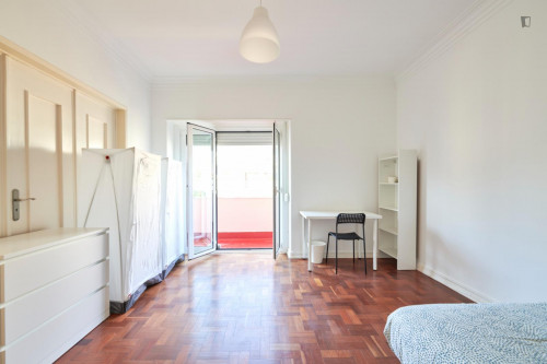 Spacious double bedroom with a balcony, near Instituto Superior Técnico - Gallery - 5