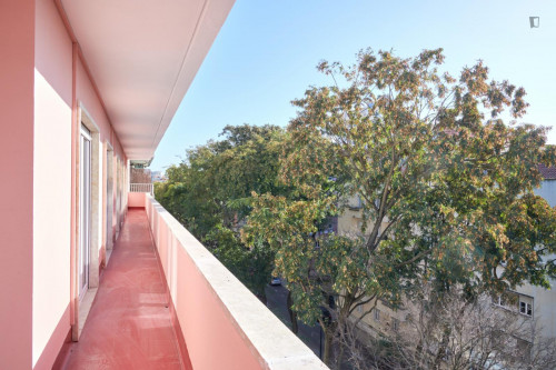 Spacious double bedroom with a balcony, near Instituto Superior Técnico - Gallery - 7