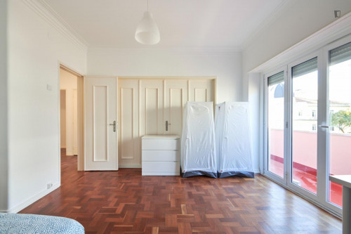 Spacious double bedroom with a balcony, near Instituto Superior Técnico