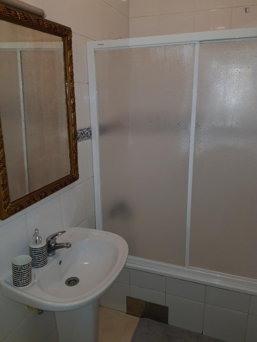 Cool double bedroom near Faculdade de Belas-Artes da Universidade de Lisboa