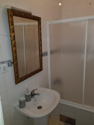 Cool double bedroom near Faculdade de Belas-Artes da Universidade de Lisboa - Gallery - 5