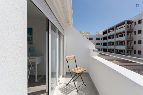 Excellent single bedroom with a balcony, in Costa da Caparica