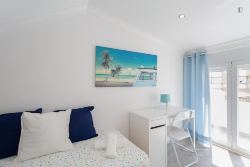Excellent single bedroom with a balcony, in Costa da Caparica