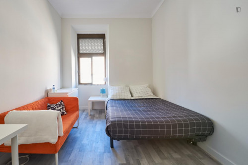 Homely double bedroom in a student flat, in Penha de França