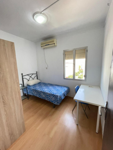 Very comfy single bedroom near the Plaza de Cuba metro