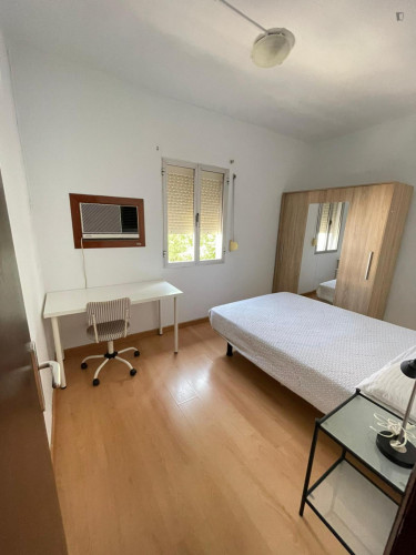 Snug single bedroom in a student apartment, in Los Remedios